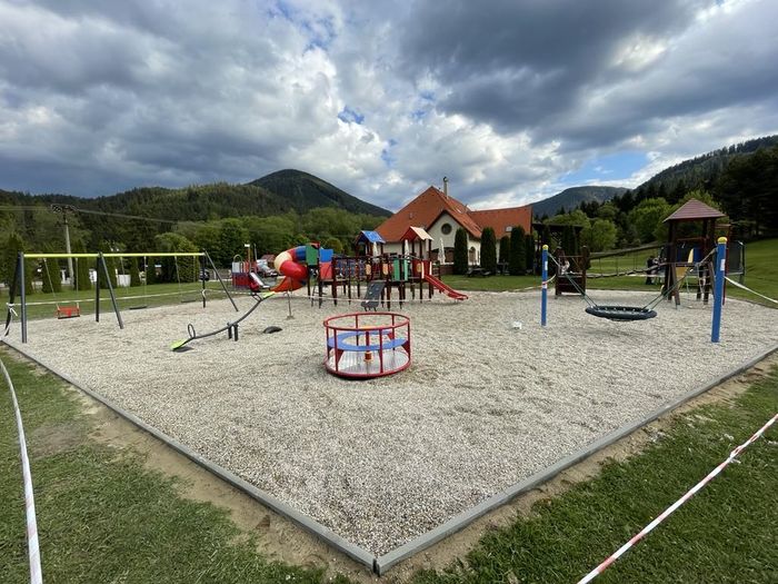 Kolotoč a hojdačky