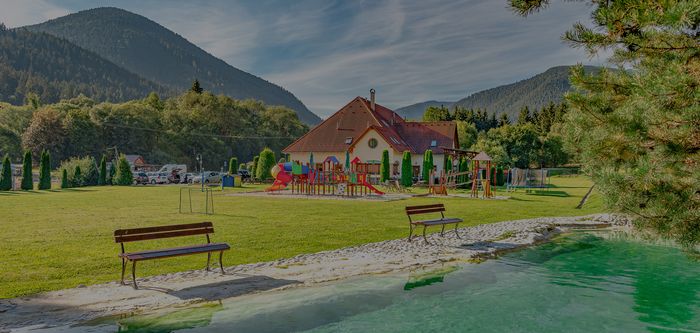 Areál penziónu s jazierkom